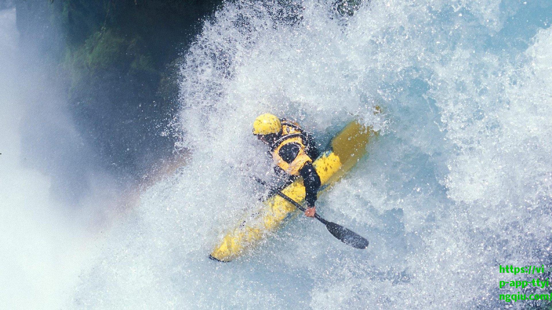 轻描淡写间尽显王者气度 詹姆斯关键抢断引爆全场 转身背扣定格经典瞬间