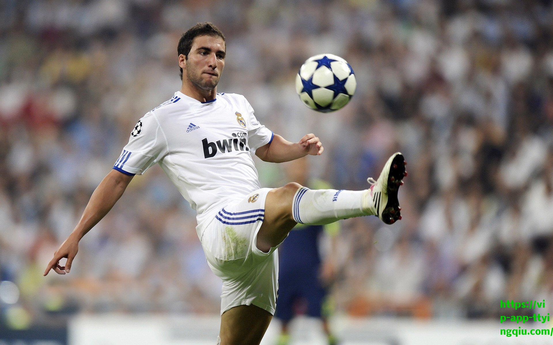 绿衫军势头不减！杰伦·布朗赛前入场引关注，凯尔特人延续火热征程